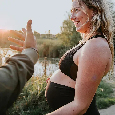 Mujer embarazada sonriendo