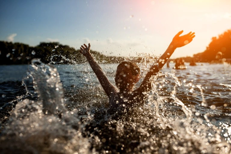 Niño disfrutando del mar