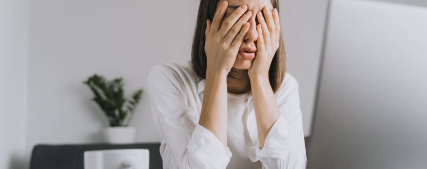 Chica con manos en la cara en actitud de estrés